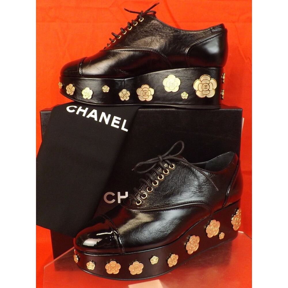 NIB CHANEL BLACK LEATHER CAMELLIA CC PLATFORM CAP TOE LACE UP OXFORDS 39